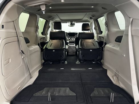 Used 2023 Chrysler Pacifica Limited FWD image 41