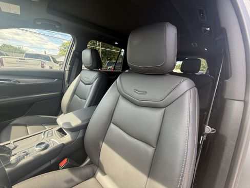 Used 2025 Cadillac XT6 Luxury w/ LPO, Floor Liner Package AWD/4WD image 10