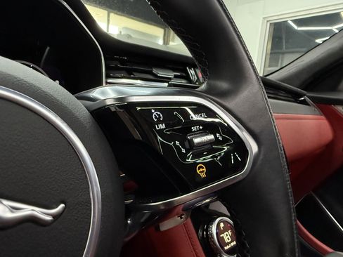 Used 2022 Jaguar F-PACE SVR image 17