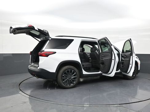 Used 2024 Chevrolet Traverse RS FWD image 28