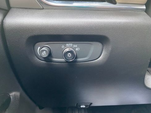 Used 2022 Chevrolet Traverse LS image 29