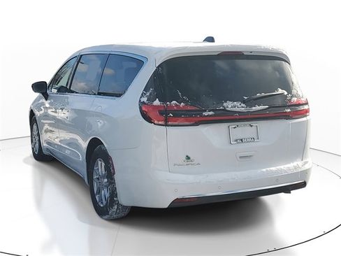 New 2025 Chrysler Pacifica Select image 3