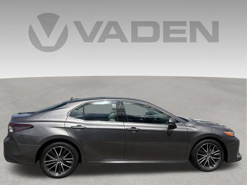 Used 2021 Toyota Camry XLE FWD image 6