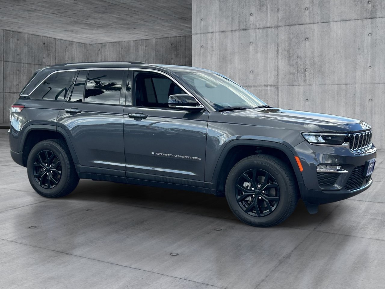 Used 2023 Jeep Grand Cherokee Limited AWD/4WD image 7