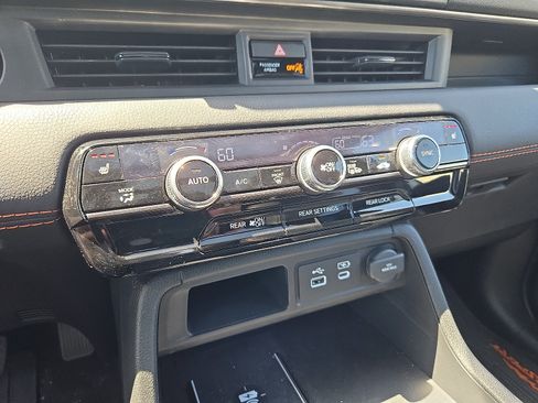 Used 2025 Honda Pilot TrailSport image 19