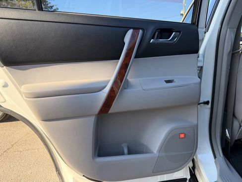 Used 2013 Toyota Highlander Limited image 25