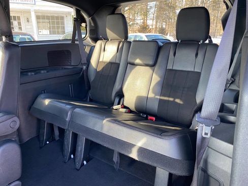 Used 2019 Dodge Grand Caravan SXT image 19
