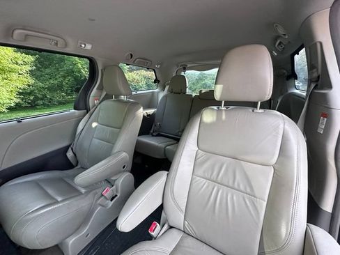 Used 2018 Toyota Sienna XLE w/ XLE Navigation Package AWD/4WD image 11