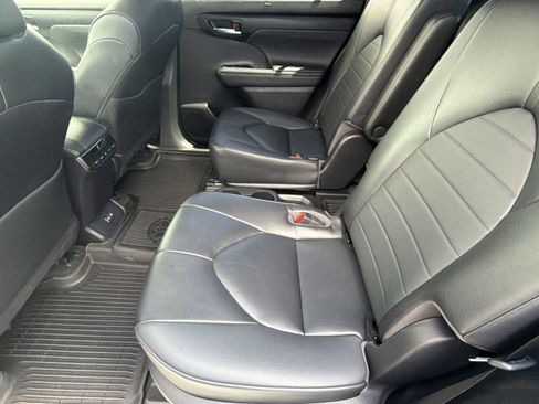 Used 2023 Toyota Highlander XLE FWD image 25
