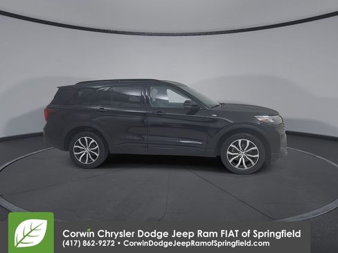 Used 2025 Ford Explorer ST-Line image 2