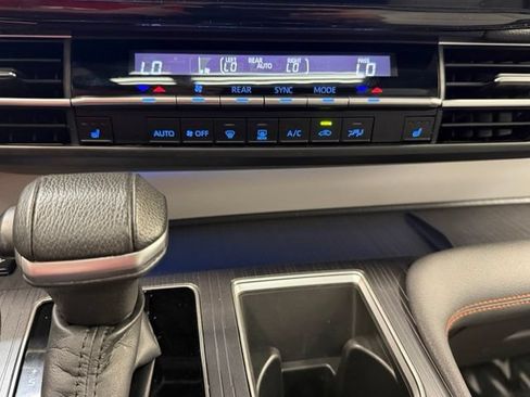 Used 2022 Toyota Sienna XLE FWD image 22