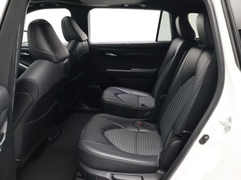 Used 2022 Toyota Highlander XSE FWD image 19