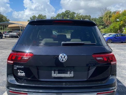 Used 2020 Volkswagen Tiguan SE w/ Panoramic Sunroof Package FWD image 9