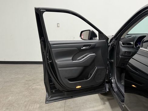 Used 2021 Toyota Highlander XLE image 12
