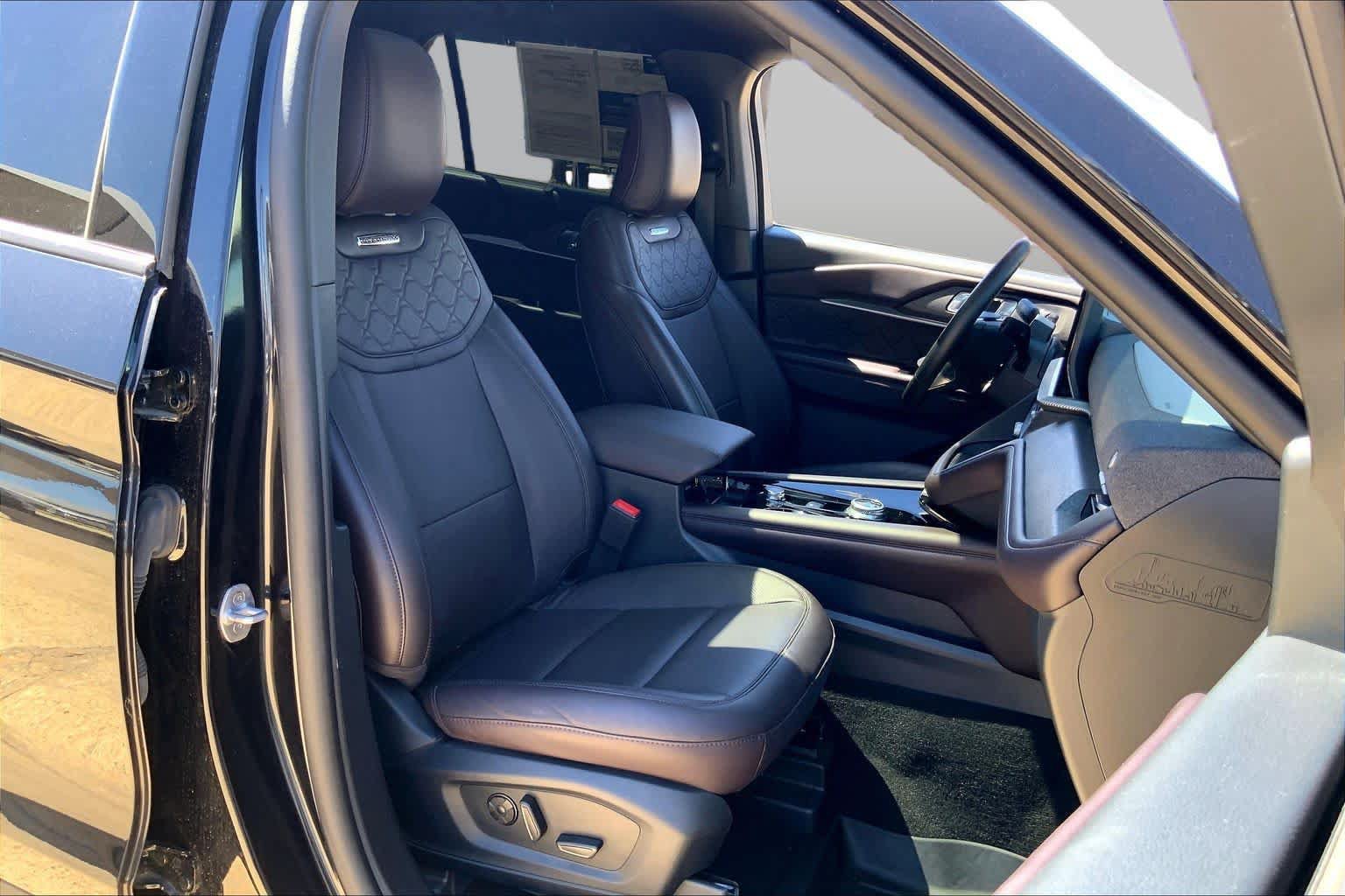 Used 2025 Ford Explorer Platinum w/ Ultimate Package AWD/4WD image 8
