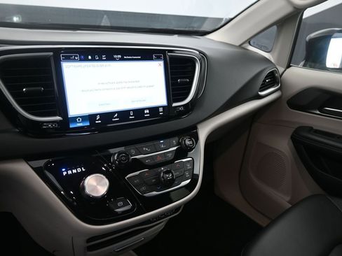Used 2024 Chrysler Pacifica Touring-L FWD image 21
