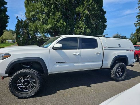 Used 2017 Toyota Tacoma TRD Off-Road w/ Premium & Technology Package image 3