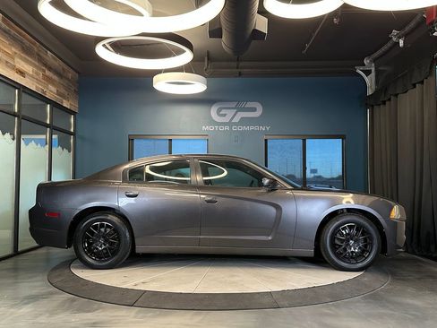 Used 2014 Dodge Charger SE RWD image 2