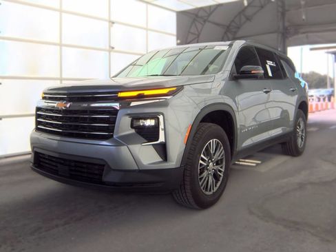 Used 2024 Chevrolet Traverse LT FWD image 3