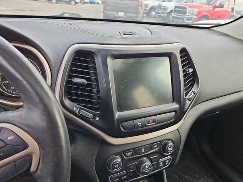 Used 2018 Jeep Cherokee Limited image 12