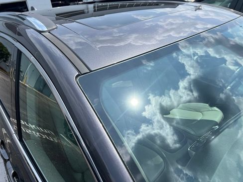 Used 2018 Chrysler Pacifica Limited w/ Tire & Wheel Group FWD image 4