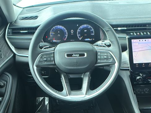 Used 2023 Jeep Grand Cherokee Limited w/ Luxury Tech Group II RWD image 18