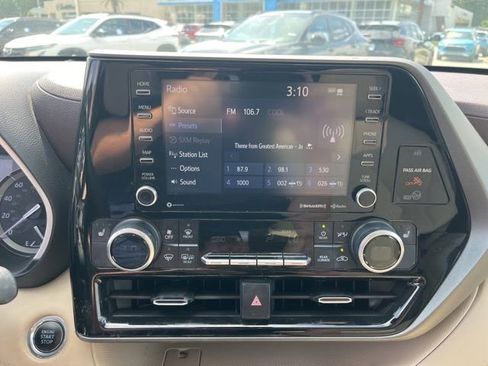 Used 2021 Toyota Highlander XLE FWD image 22