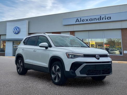 Used 2025 Volkswagen Taos SE AWD/4WD image 1