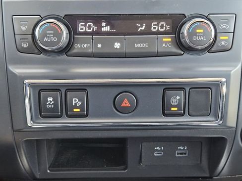 Used 2024 Nissan Titan SV w/ SV Convenience Package RWD image 18