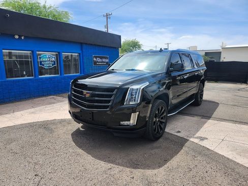 Used 2017 Cadillac Escalade ESV Luxury RWD image 3