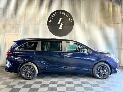 Used 2024 Toyota Sienna XSE AWD/4WD image 7
