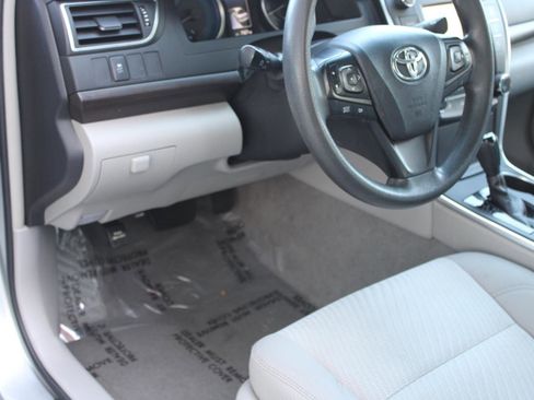 Used 2017 Toyota Camry LE FWD image 40