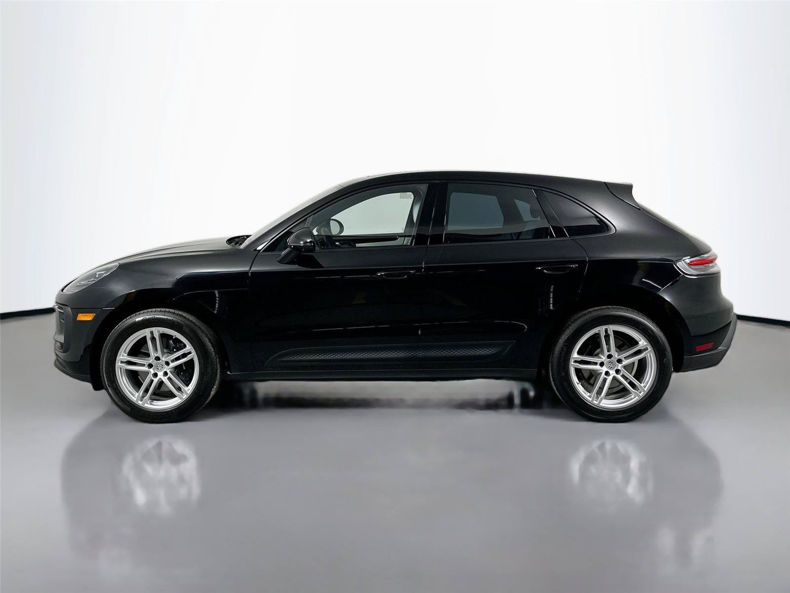 Certified 2024 Porsche Macan AWD/4WD image 2