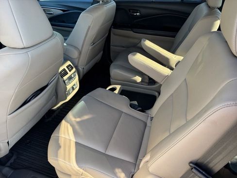 Used 2022 Honda Pilot Touring image 11
