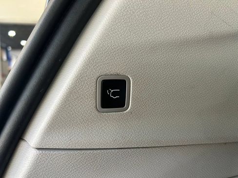 Used 2024 Chrysler Pacifica Touring-L FWD image 32