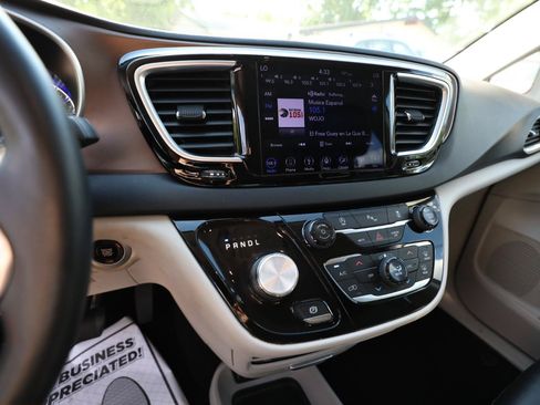 Used 2018 Chrysler Pacifica Touring-L Plus w/ Tire & Wheel Group FWD image 20