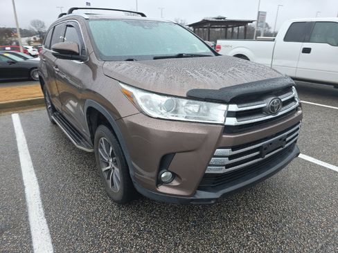 Used 2018 Toyota Highlander XLE image 2
