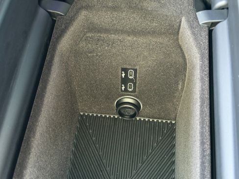 Used 2023 BMW 740i w/ Parking Assistance Package RWD image 39