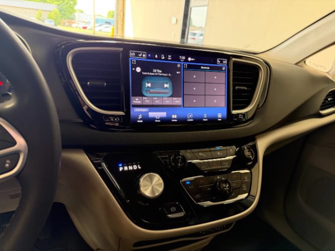 Used 2024 Chrysler Pacifica Touring-L FWD image 14