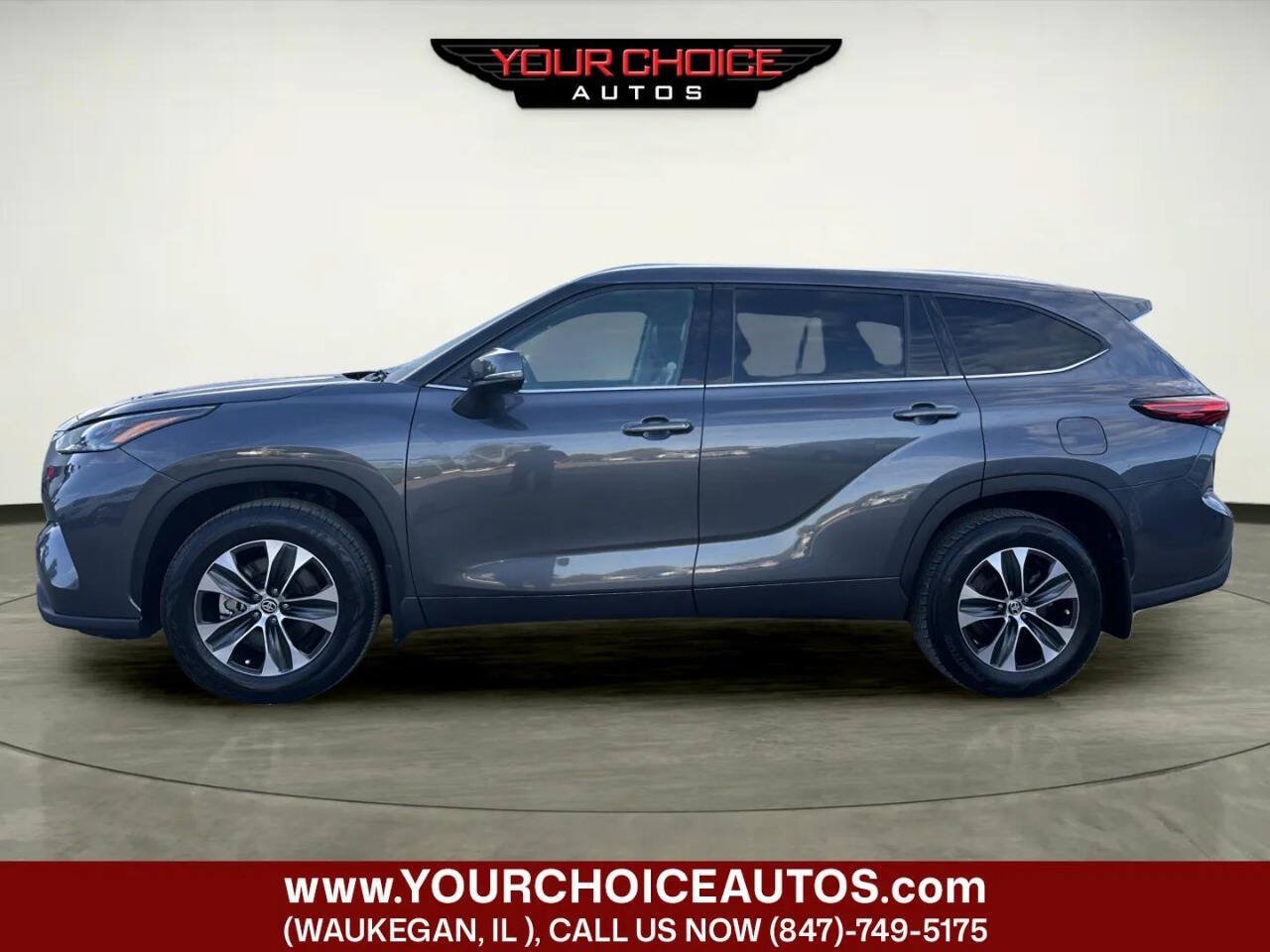 Used 2021 Toyota Highlander XLE AWD/4WD image 2