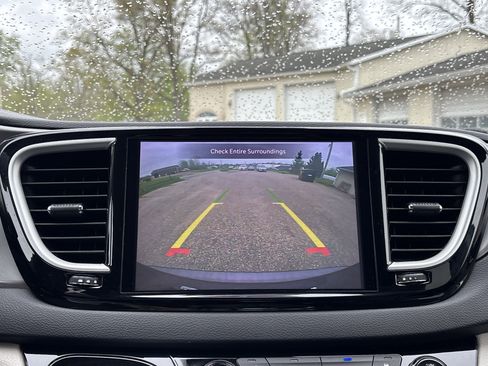 Used 2023 Chrysler Pacifica Touring-L FWD image 20