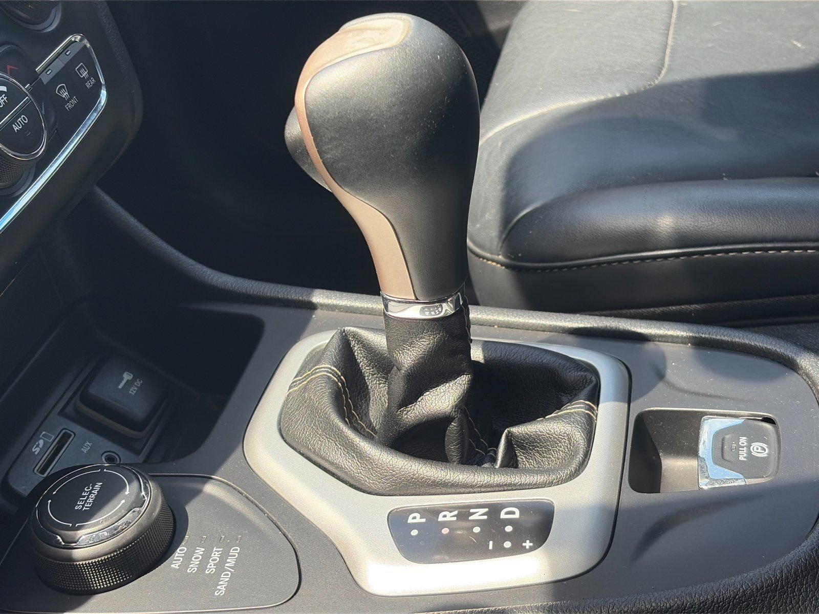 Used 2017 Jeep Cherokee Limited AWD/4WD image 22