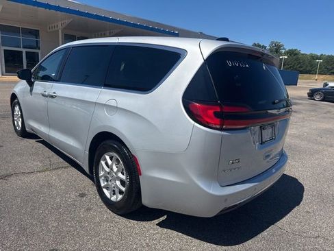 Used 2024 Chrysler Pacifica Touring-L FWD image 4