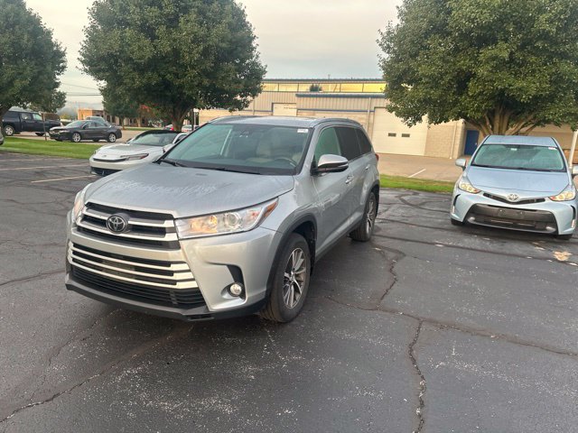 Used 2019 Toyota Highlander XLE AWD/4WD image 3