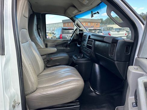 Used 2017 Chevrolet Express 3500 image 23