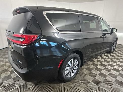 Used 2023 Chrysler Pacifica Touring-L FWD image 2