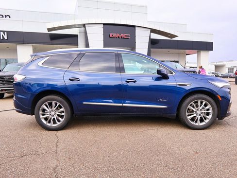 Certified 2023 Buick Enclave Avenir image 2