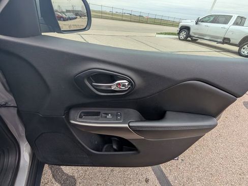 Used 2020 Jeep Cherokee Latitude image 5