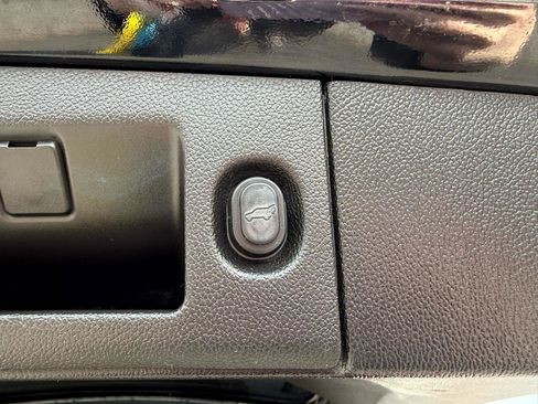 Used 2018 Chevrolet Suburban Premier image 21