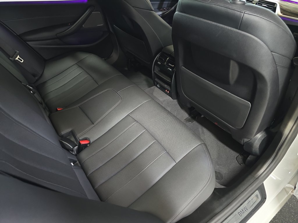 Certified 2022 BMW 530i w/ Premium Package RWD image 16